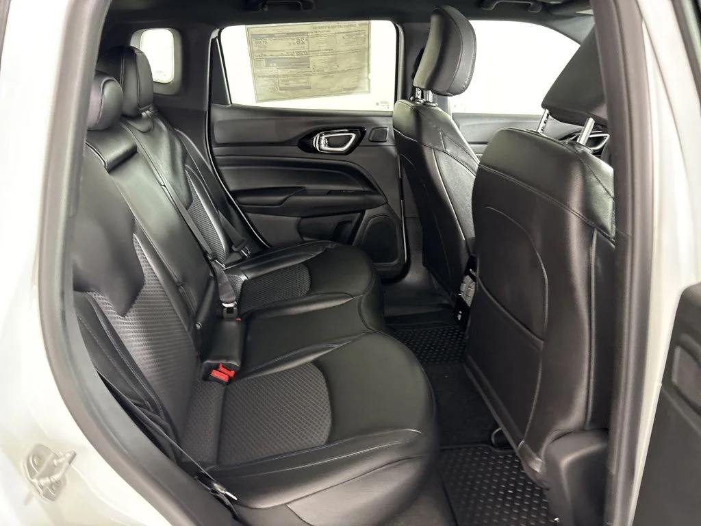 New 2026 White Jeep Latitude image 39