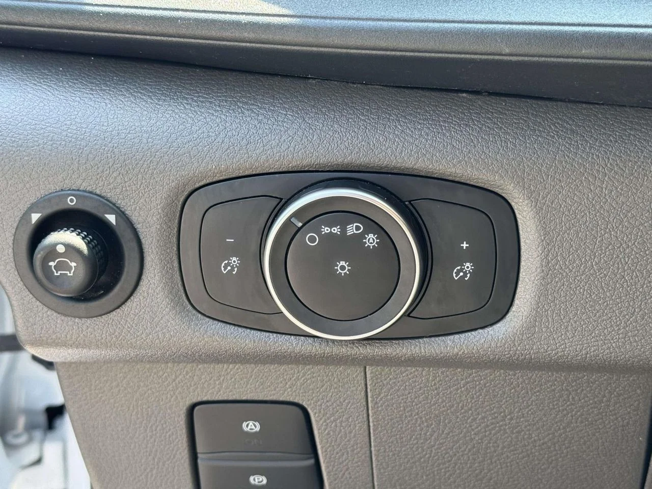 Used 2025 Oxford White Ford Base image 23