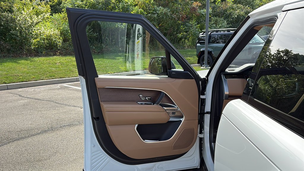 Used 2023 White Land Rover SE image 10