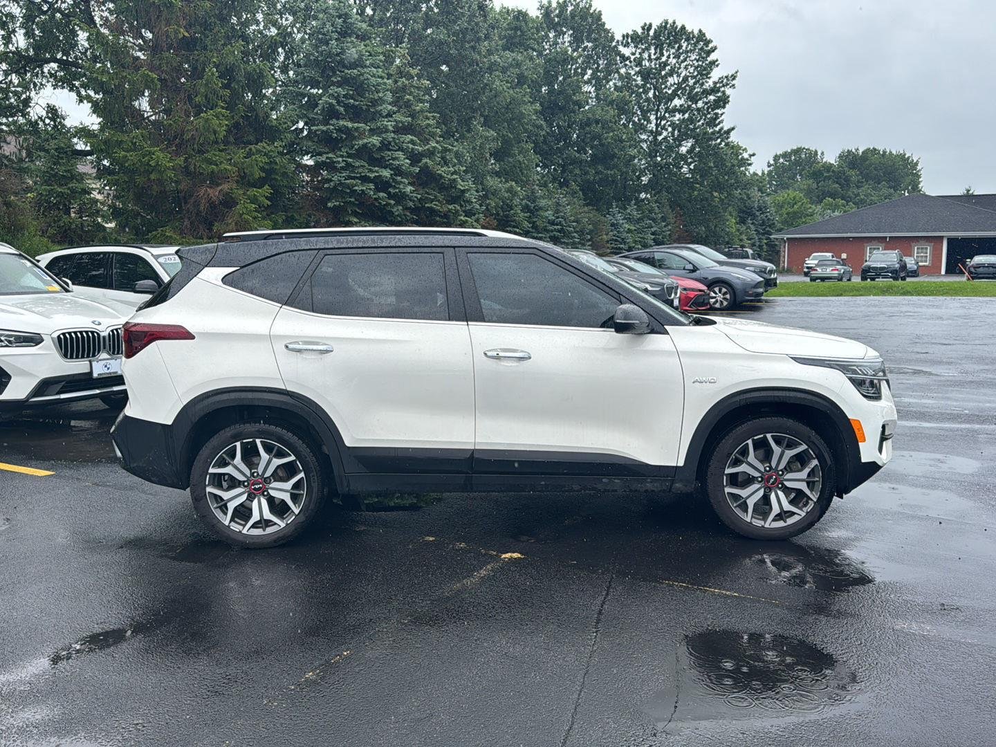 Used 2022 Clear White/Black Roof Kia SX image 2