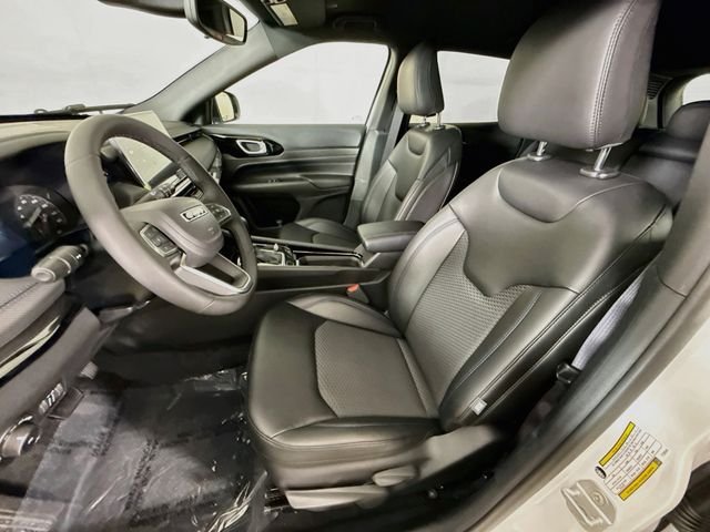New 2026 Bright White Clearcoat Jeep Latitude image 19
