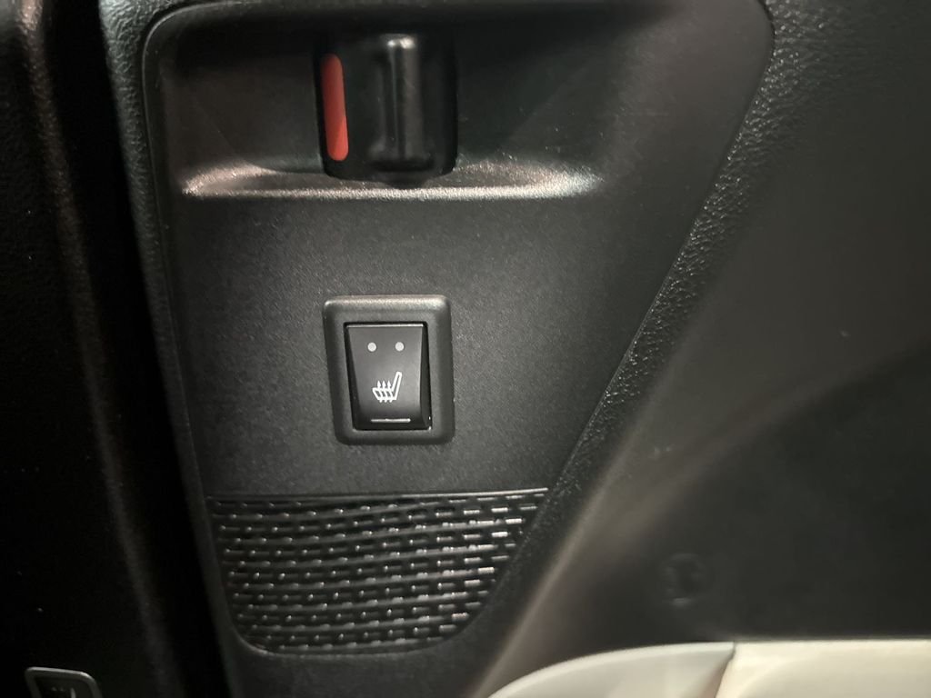 Used 2018 Bright White Clearcoat Chrysler Limited image 34