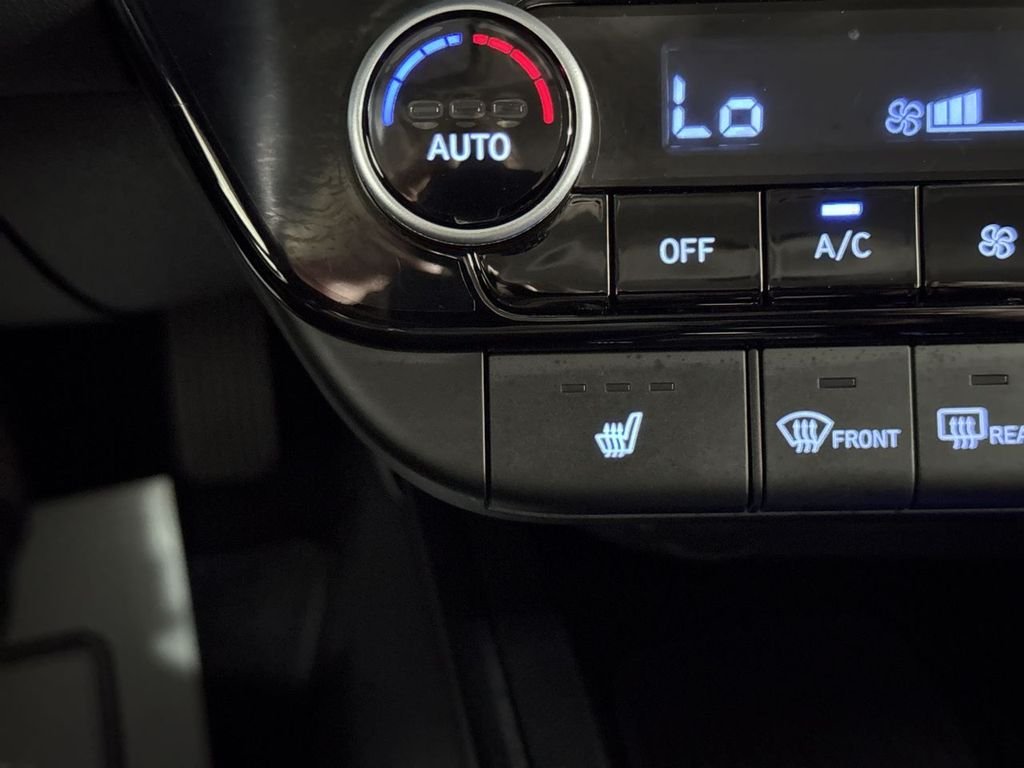 Used 2025 White Hyundai SEL Convenience image 29