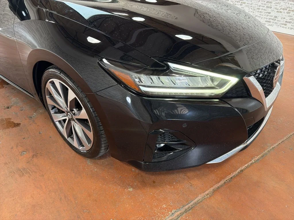 Used 2022 Black Nissan Platinum image 9