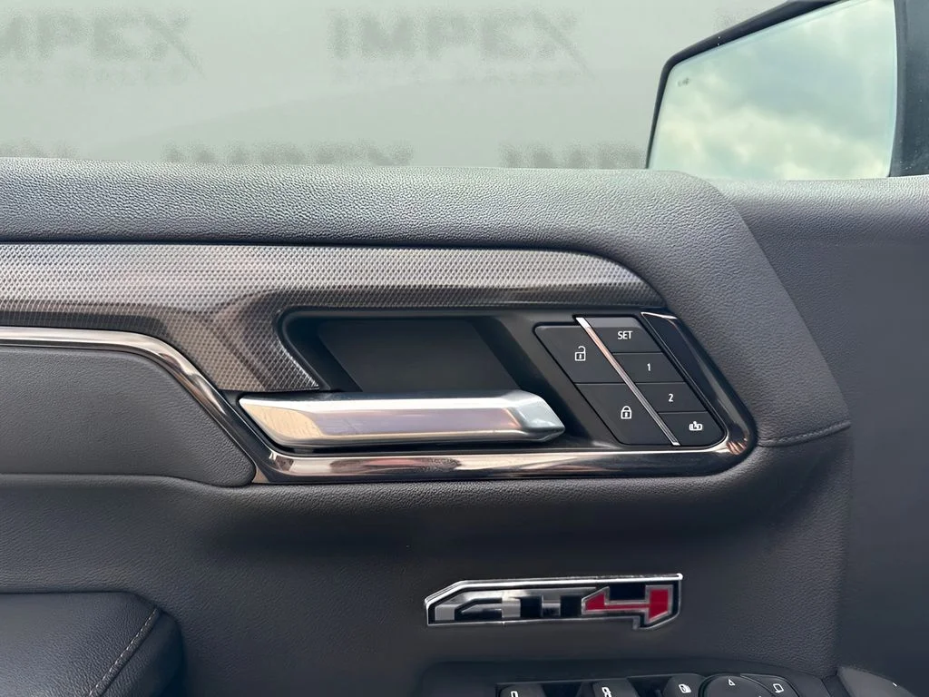 Used 2022 White GMC AT4 image 11