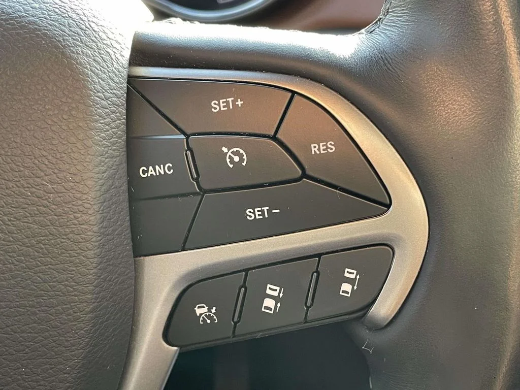 Used 2020 Diamond Black Crystal Pearlcoat Jeep Overland image 11