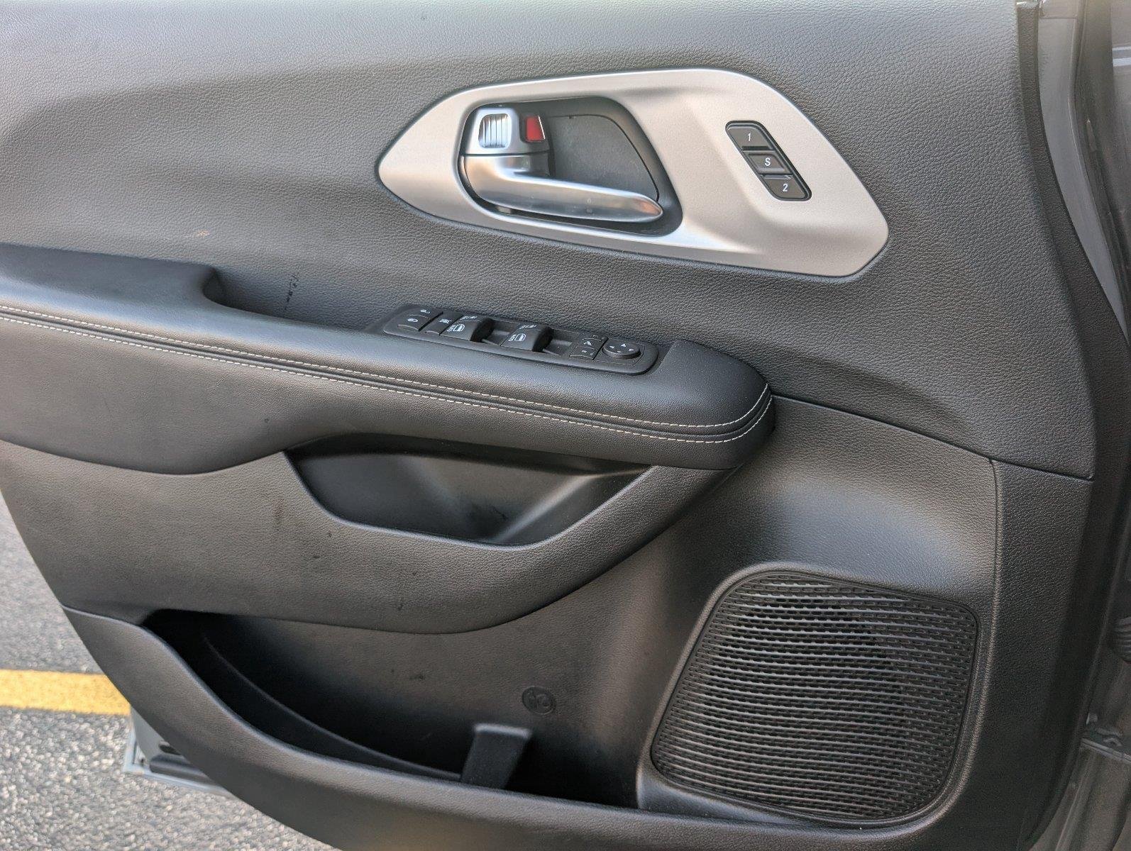 Used 2025 Ceramic Gray Clearcoat Chrysler Limited image 18
