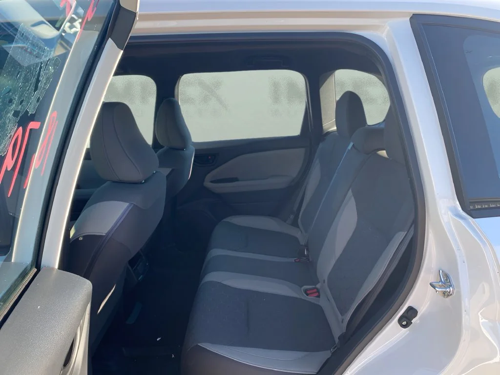 Used 2025 White Subaru  image 10