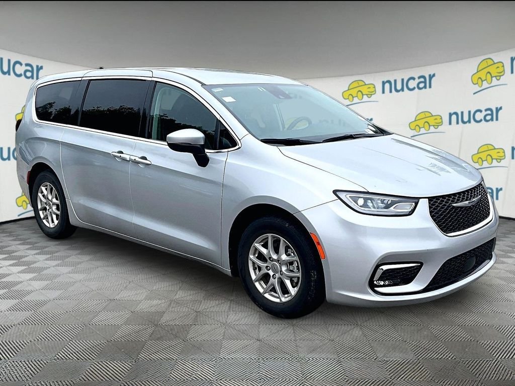 2023 Chrysler Pacifica Touring L's photo