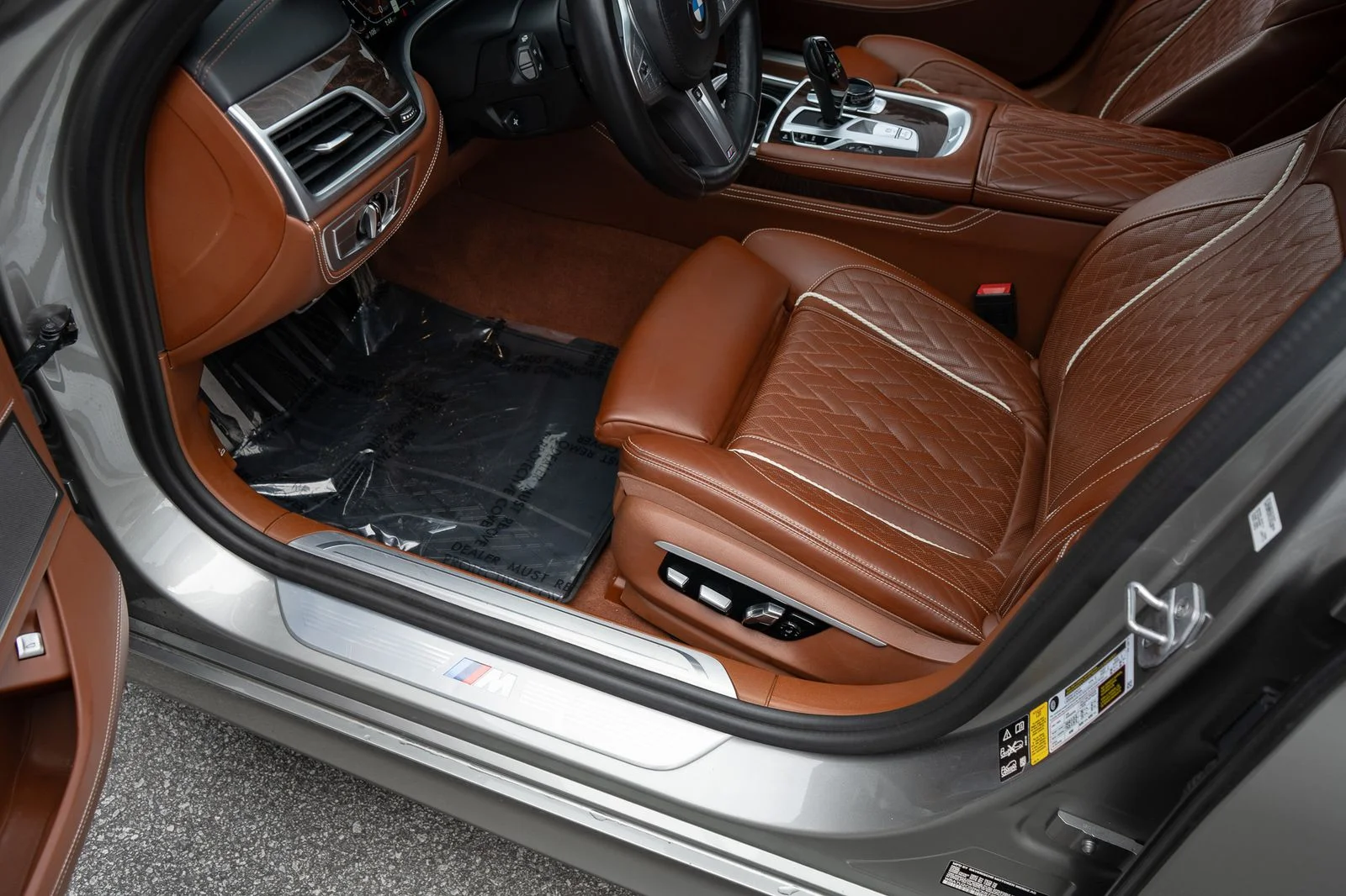 Used 2022 Gray BMW 750i xDrive image 29