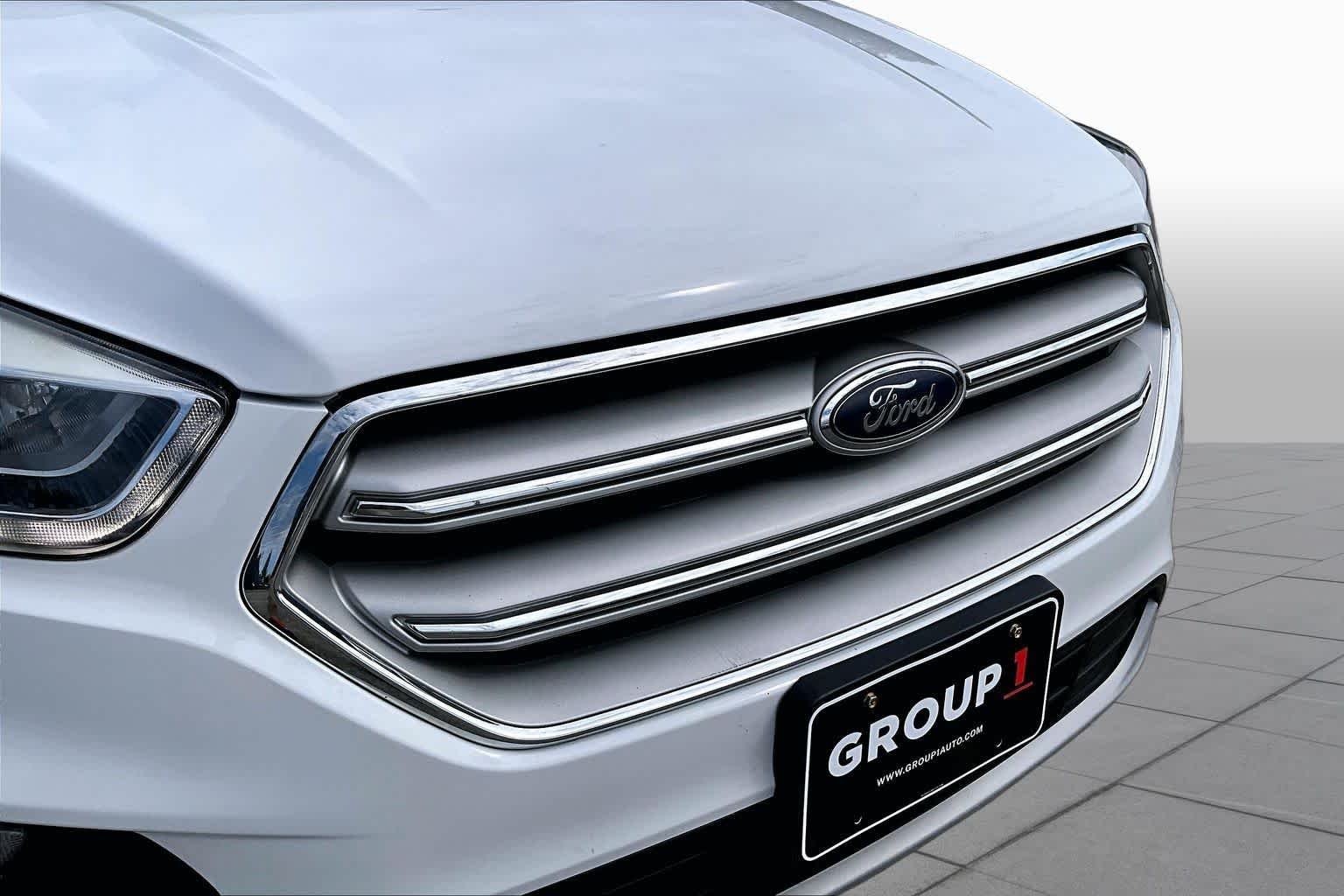 Used 2018 Oxford White Ford SEL image 32