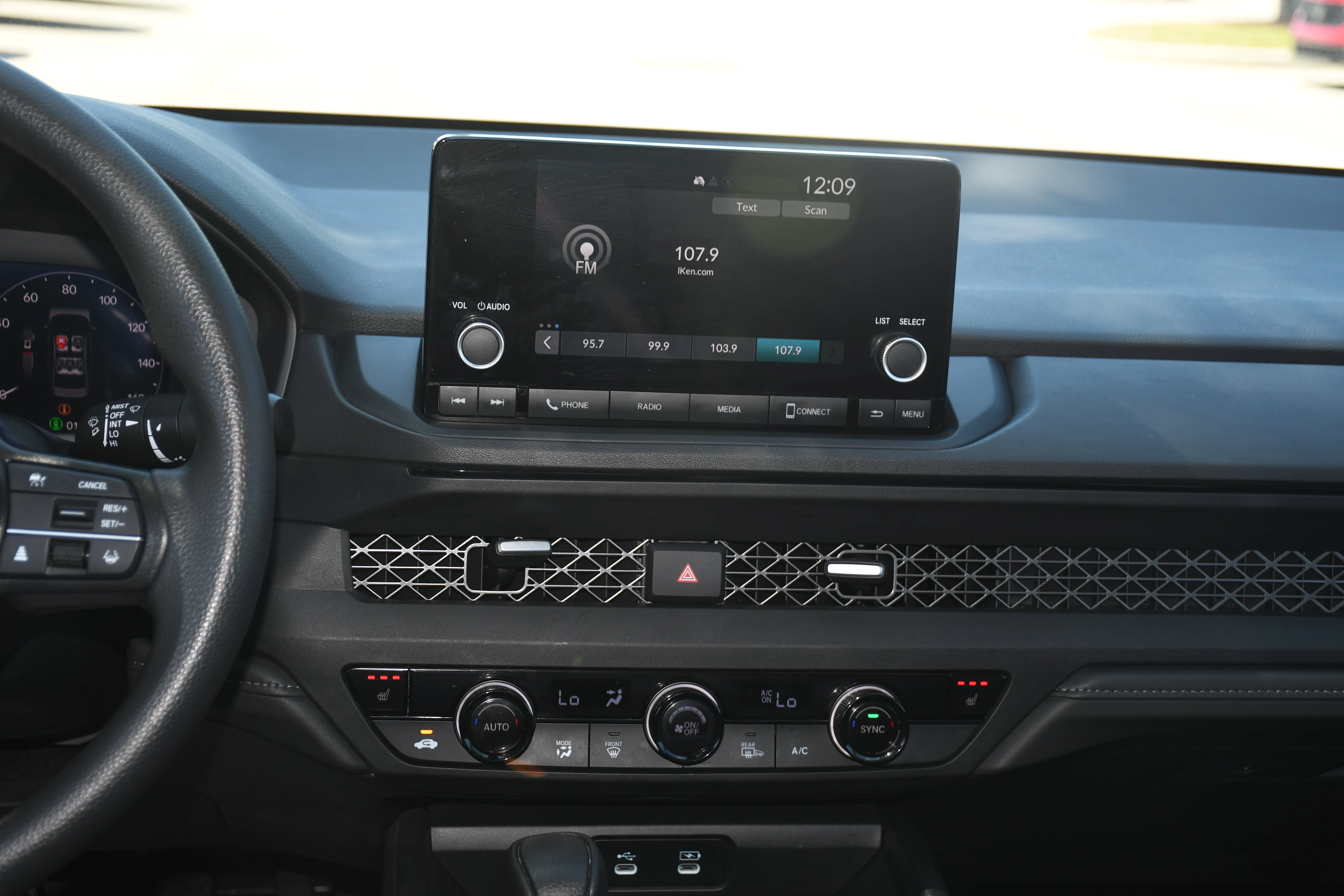 Used 2025  Honda SE image 17