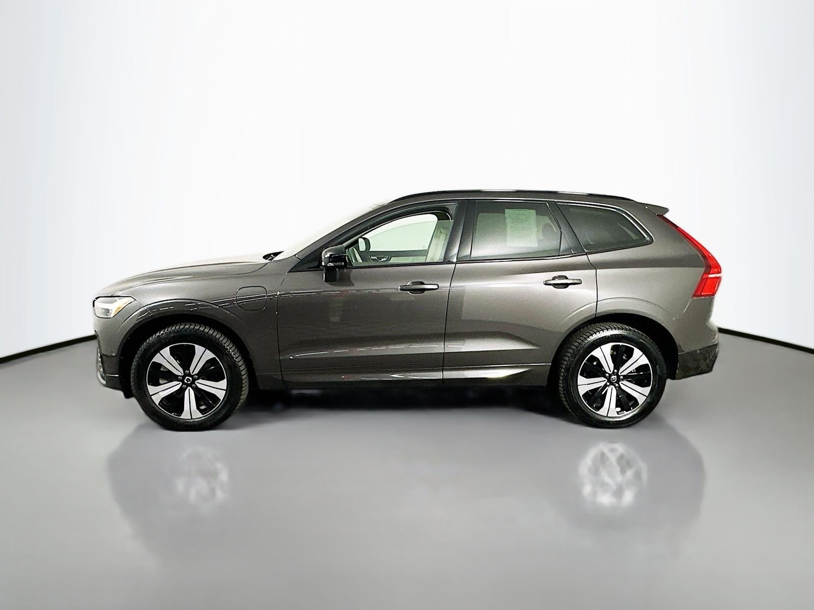 Used 2023 Gray Volvo T8 Plus Dark Theme image 4