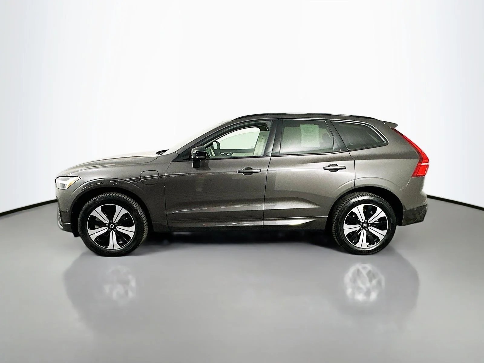 Used 2023 Gray Volvo T8 Plus Dark Theme image 4