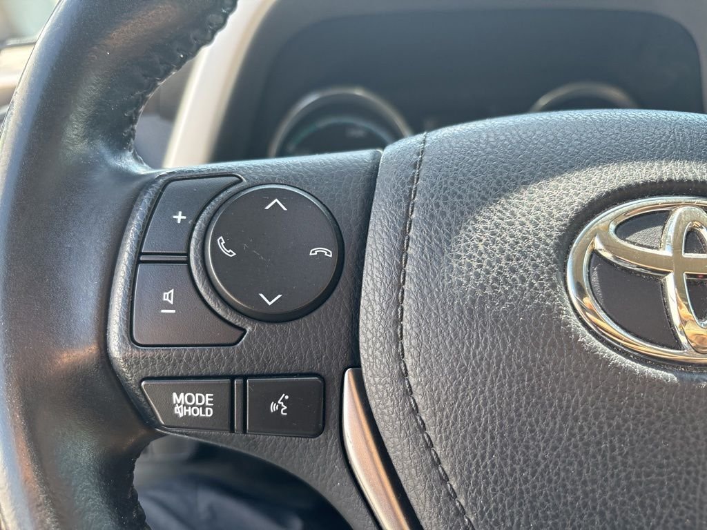 Used 2018 White Toyota XLE image 20