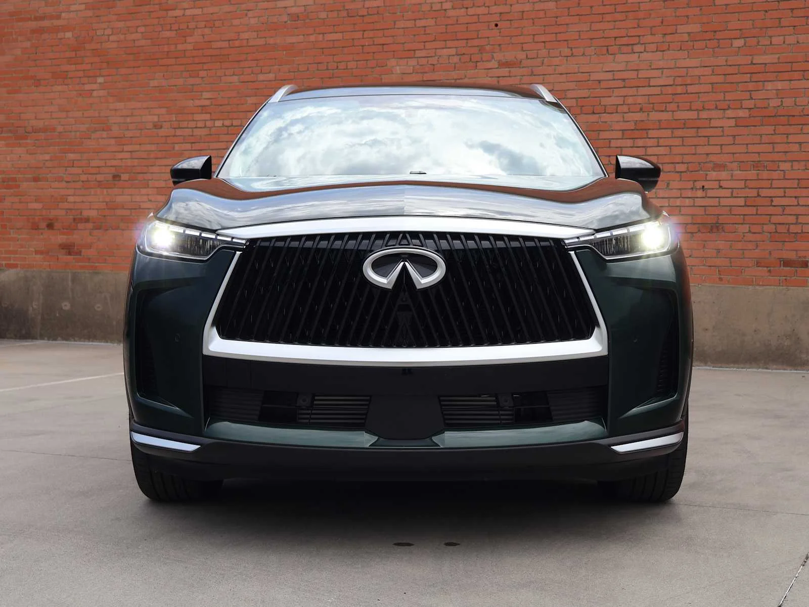 Certified Used 2027 Deep Emerald INFINITI LUXE image 2