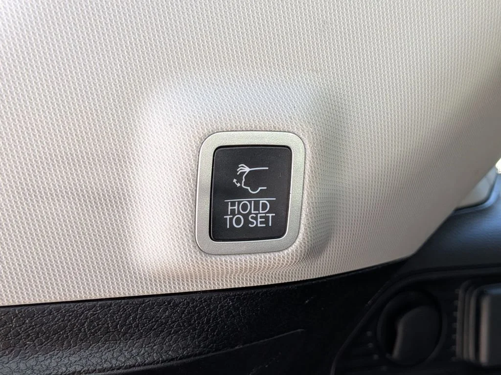 Used 2023 White Jeep Limited image 9