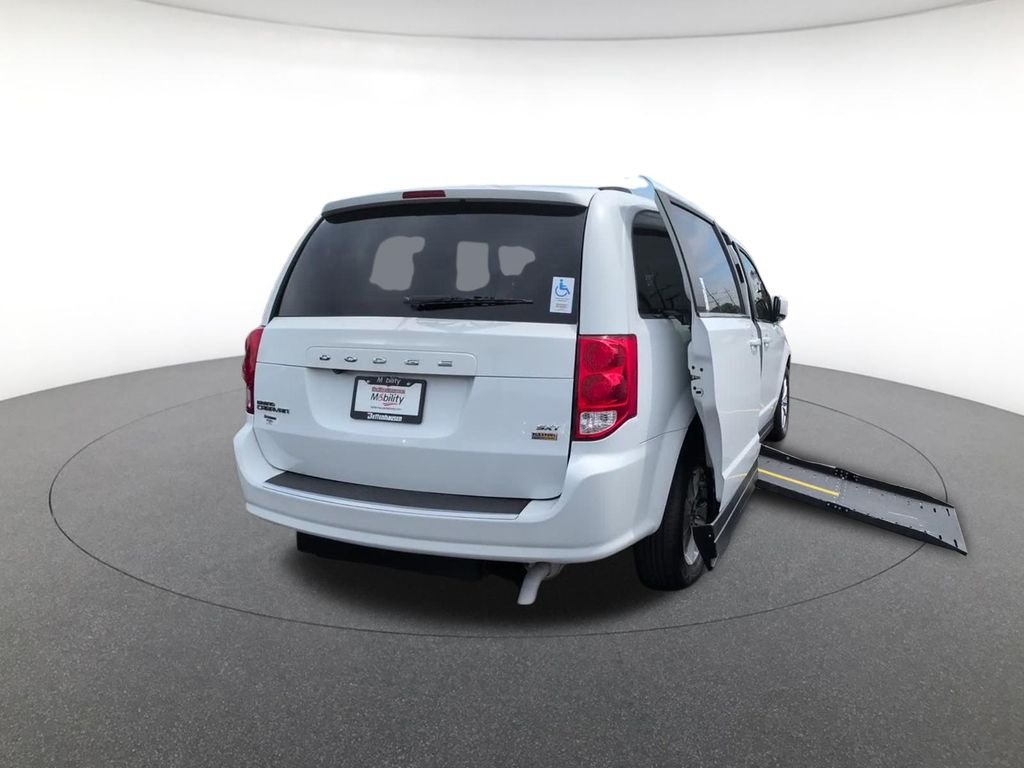 Used 2018 White Dodge SXT image 5