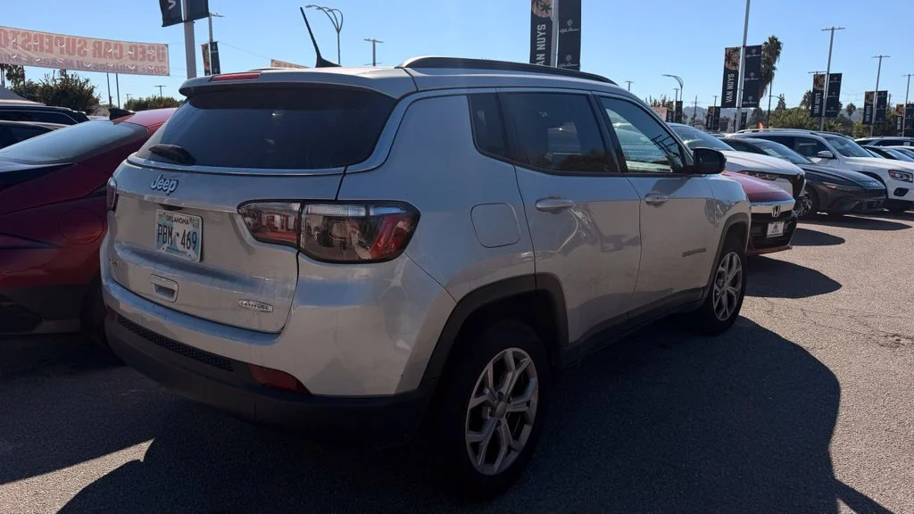 Used 2024 Silver Jeep Latitude image 3