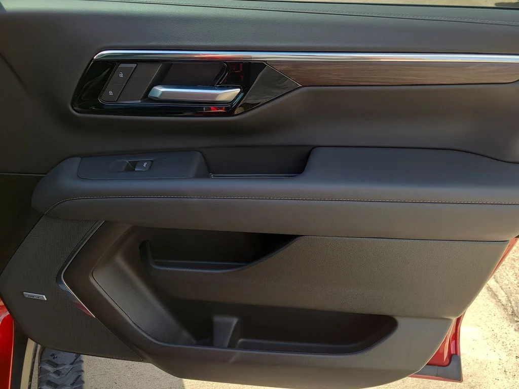 Used 2025 Red Chevrolet Z71 image 9
