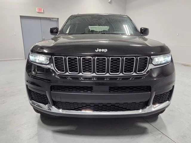 New 2026 Diamond Black Crystal Pearlcoat Jeep Laredo image 2