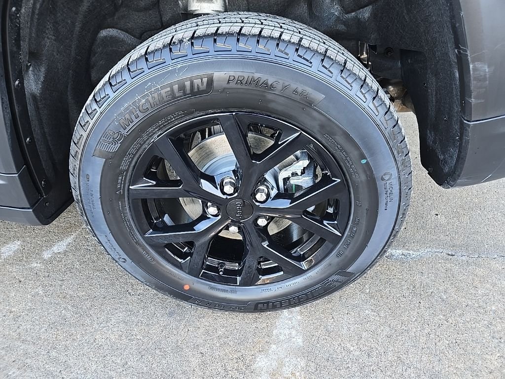 New 2026 Diamond Black Crystal Pearl-Coat Exterior Paint Jeep Altitude image 23