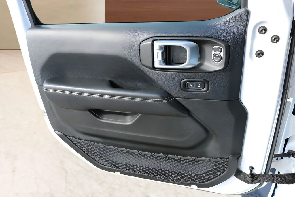 Used 2018 White Jeep Unlimited Sahara image 11
