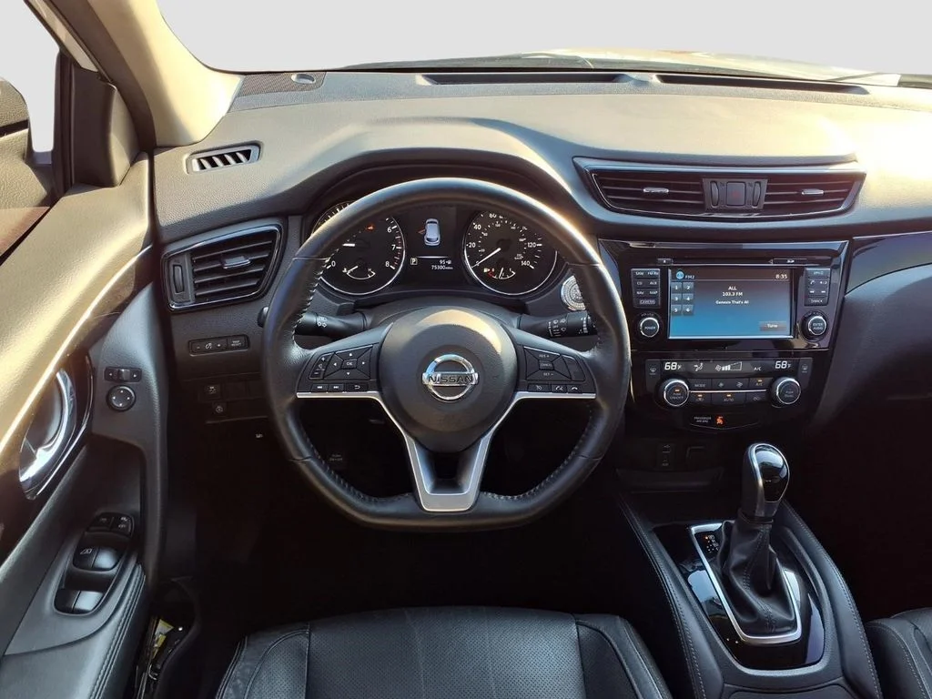 Used 2017 White Nissan SL image 9