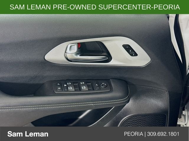 Used 2025 White Chrysler Limited image 18