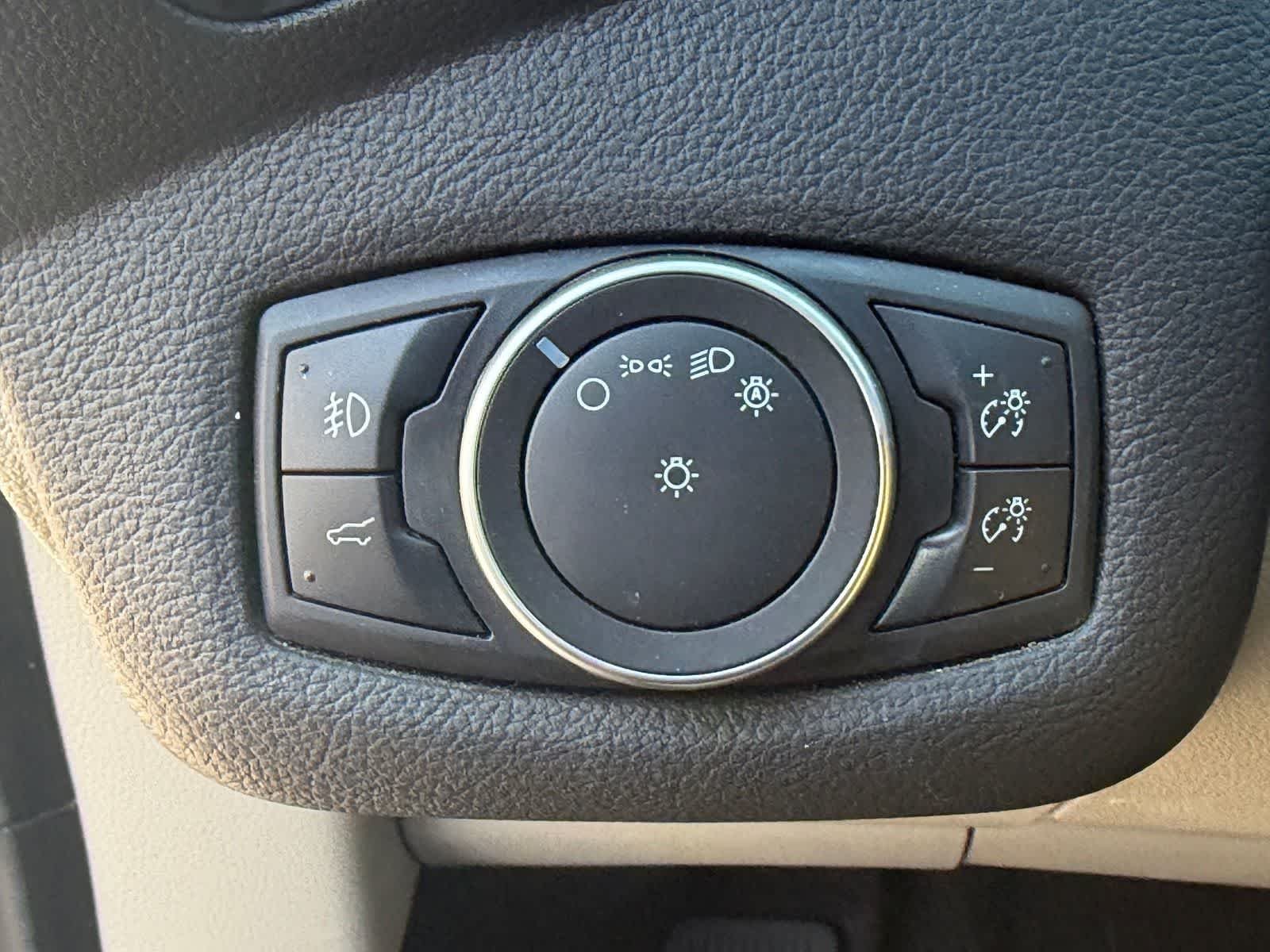 Used 2018 Oxford White Ford SE image 9