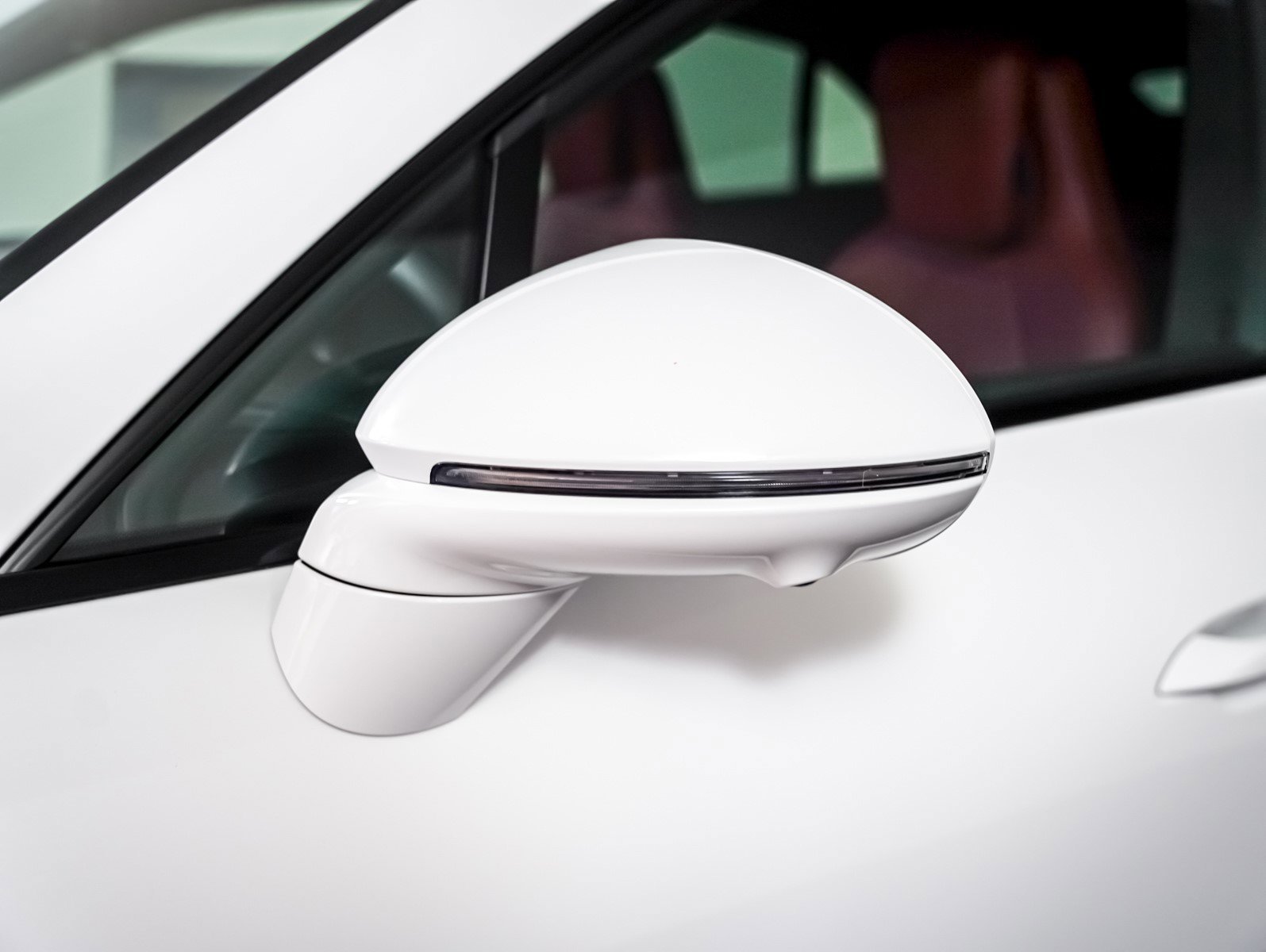 2025 Porsche Macan Turbo Electric - Photo 26