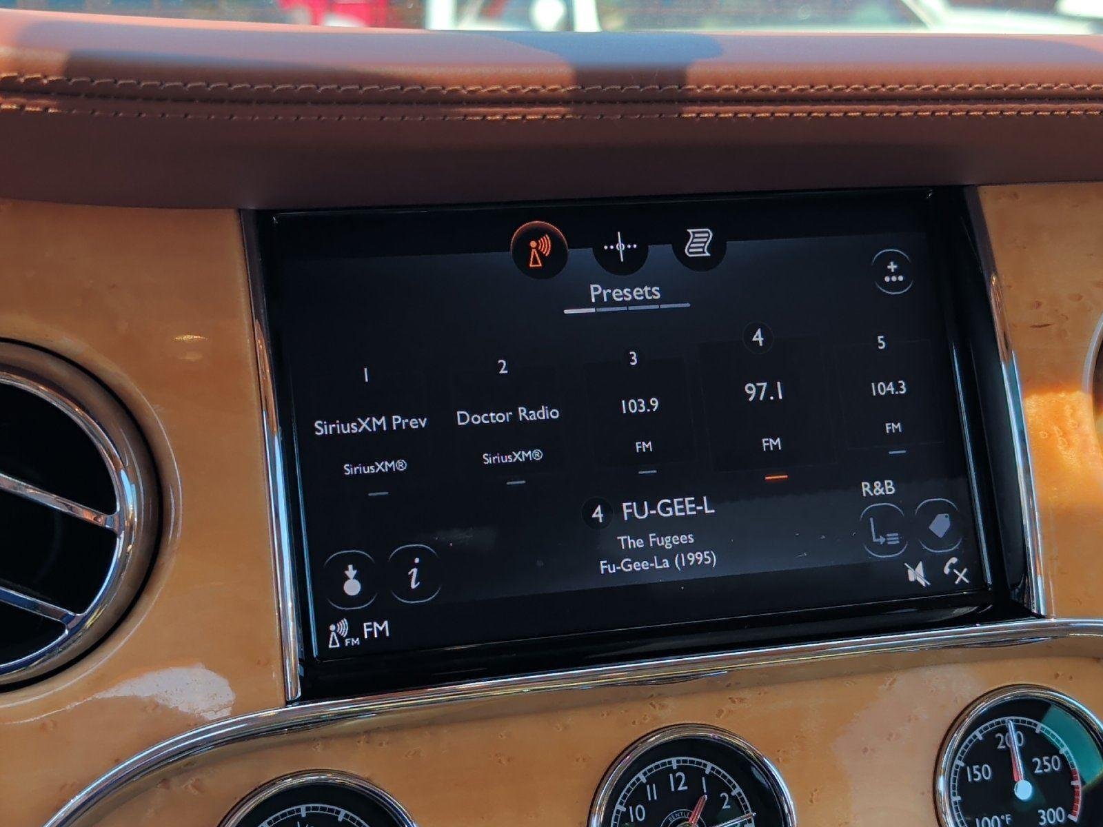 Used 2017 Glacier White Bentley Base image 30