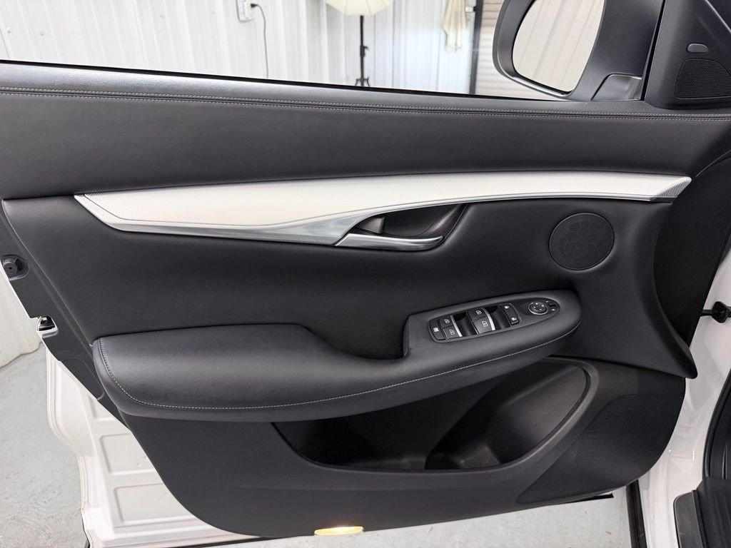 Used 2020 White INFINITI LUXE image 12