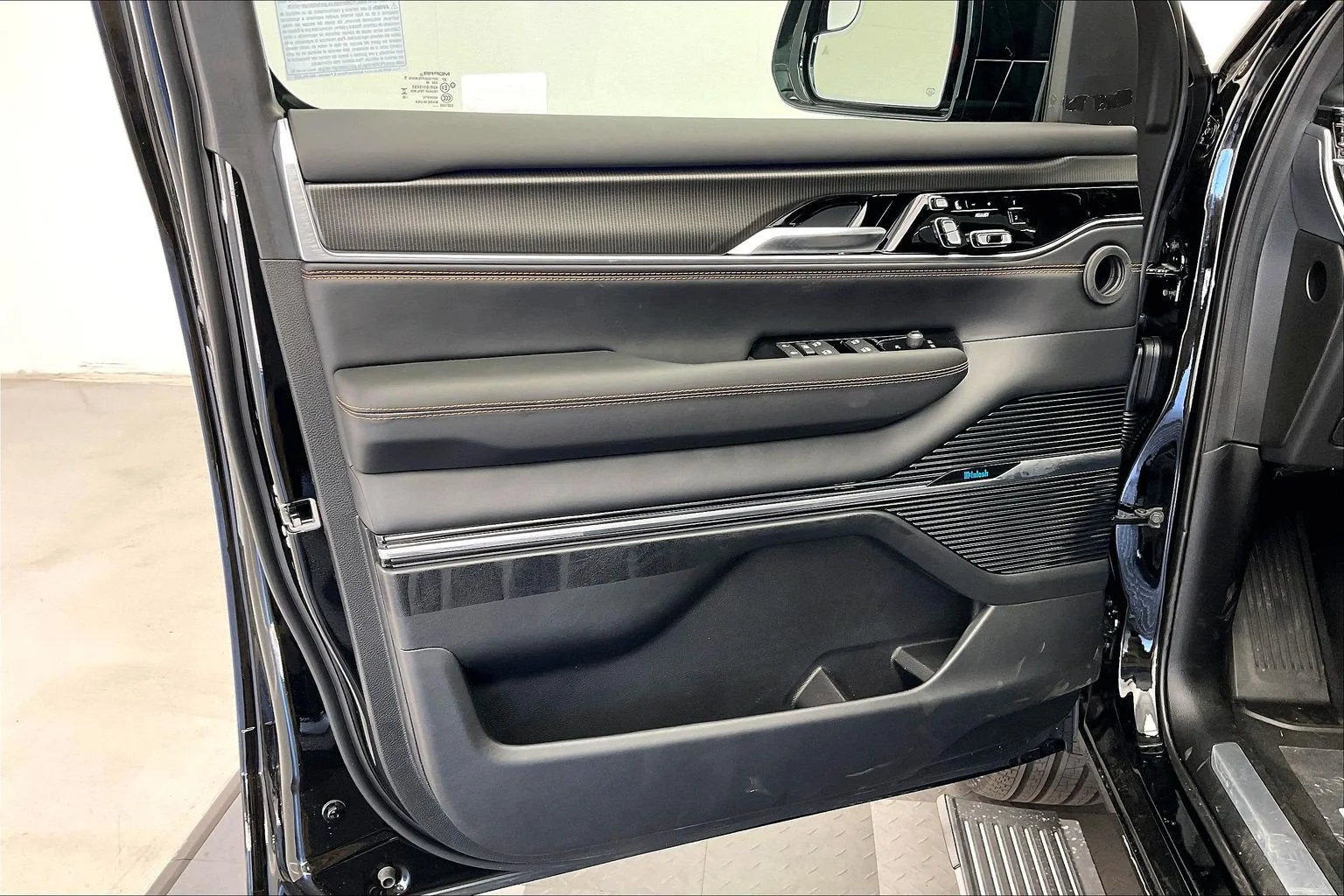 New 2026 High Gloss Black Jeep Summit Reserve image 12
