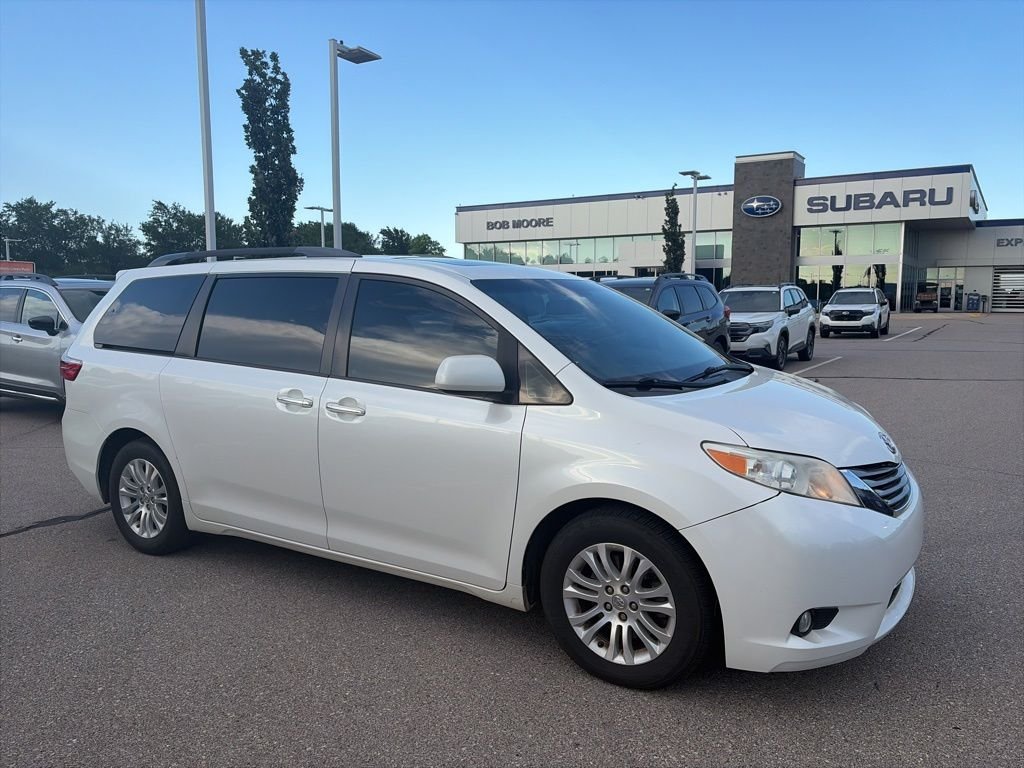 2015 Toyota Sienna XLE Premium V6 8-Passenger's photo