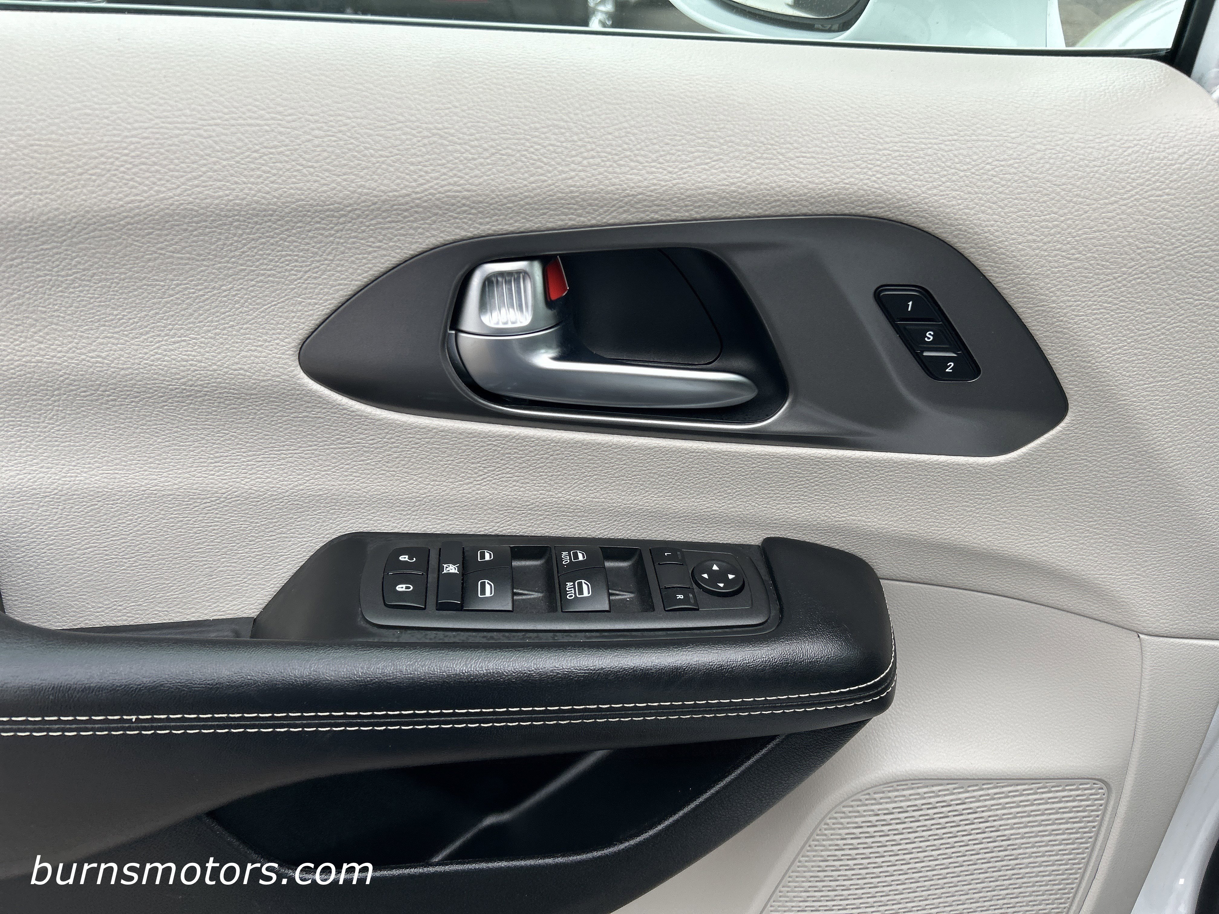 Used 2022 Bright White Chrysler Touring L image 12