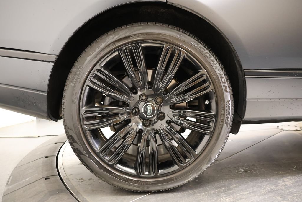Used 2019  Land Rover 5.0L V8 Supercharged image 11
