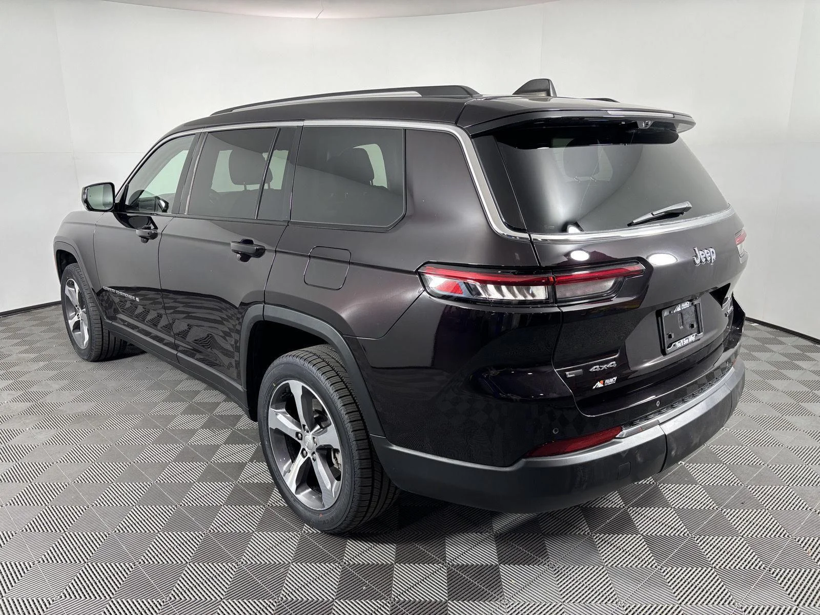 Used 2023 Ember Pearlcoat Jeep Limited image 3