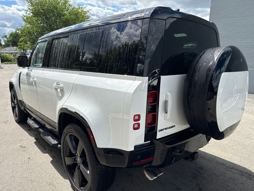 Used 2025 White Land Rover X-Dynamic SE image 3