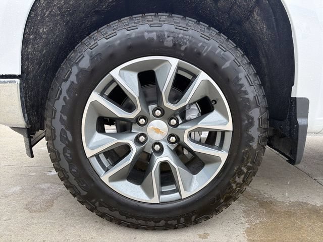New 2026 Summit White Chevrolet LT (2FL) image 11