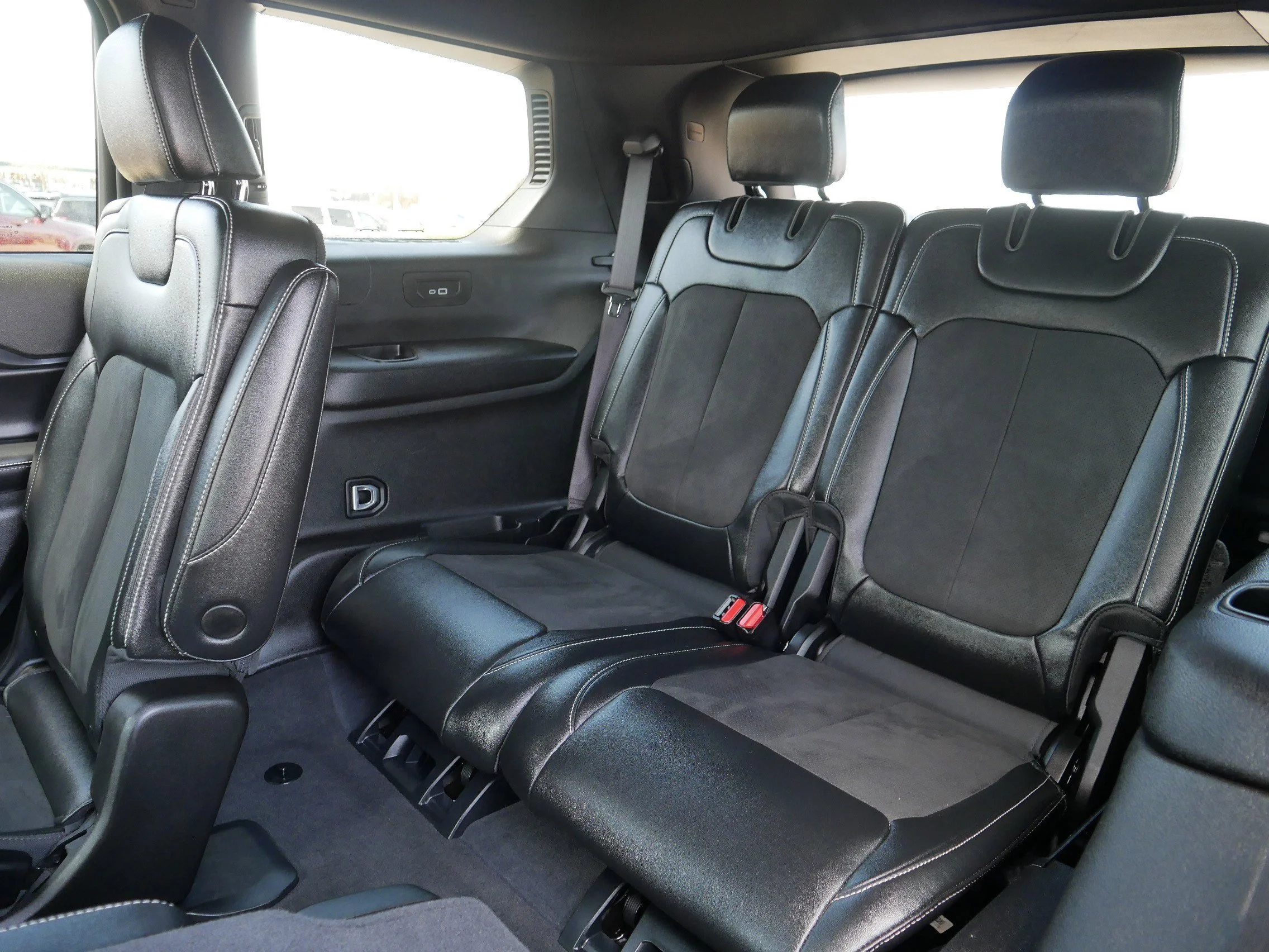 Used 2024 Diamond Black Crystal Pearlcoat Jeep Altitude X image 34