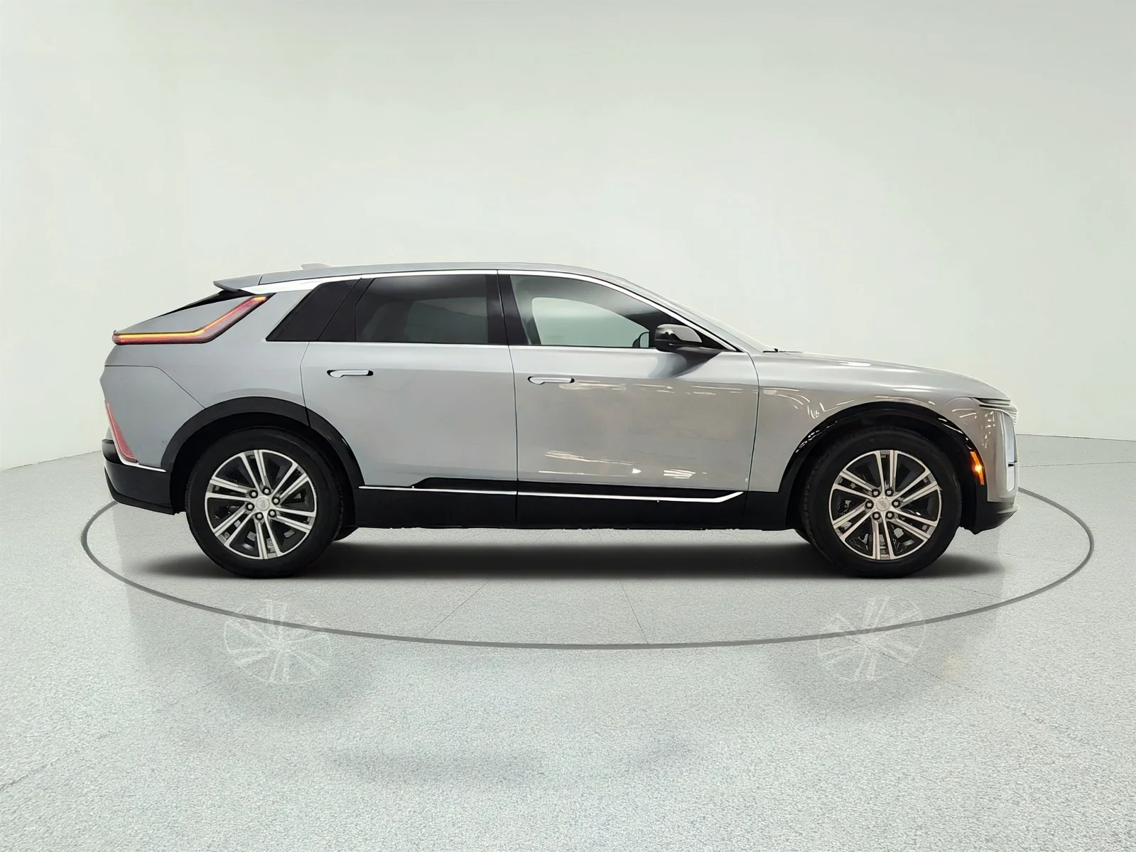 Used 2024 Argent Silver Metallic Cadillac Luxury image 4