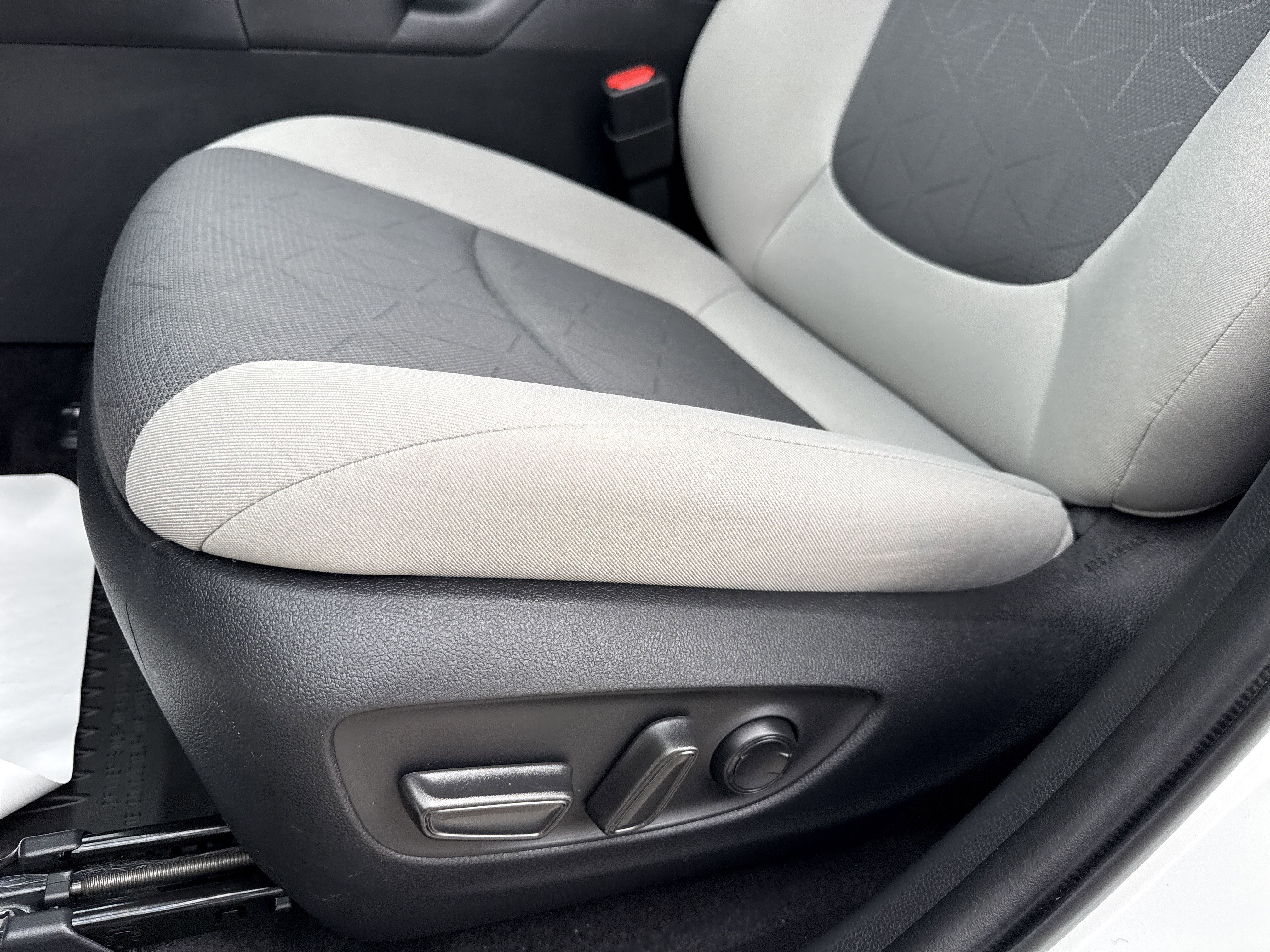 2023 Toyota RAV4 XLE - Photo 12
