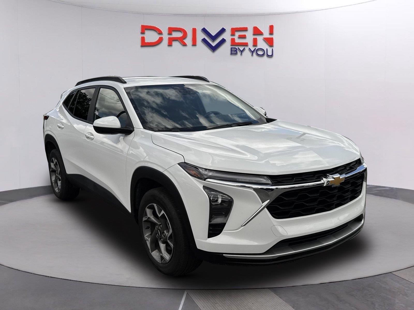 Used 2025 Summit White Chevrolet LT image 2