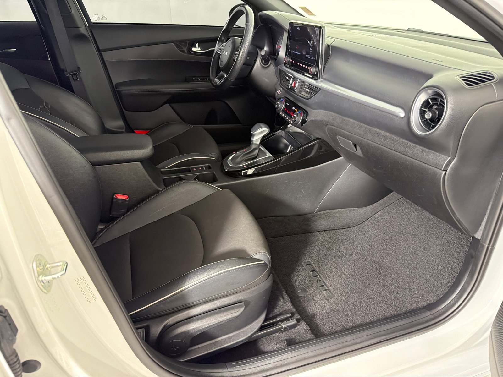 Used 2023 Snow White Pearl Kia GT-Line image 14