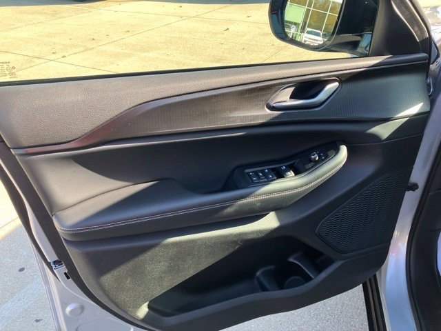 Used 2023 Silver Zynith Jeep Altitude image 9