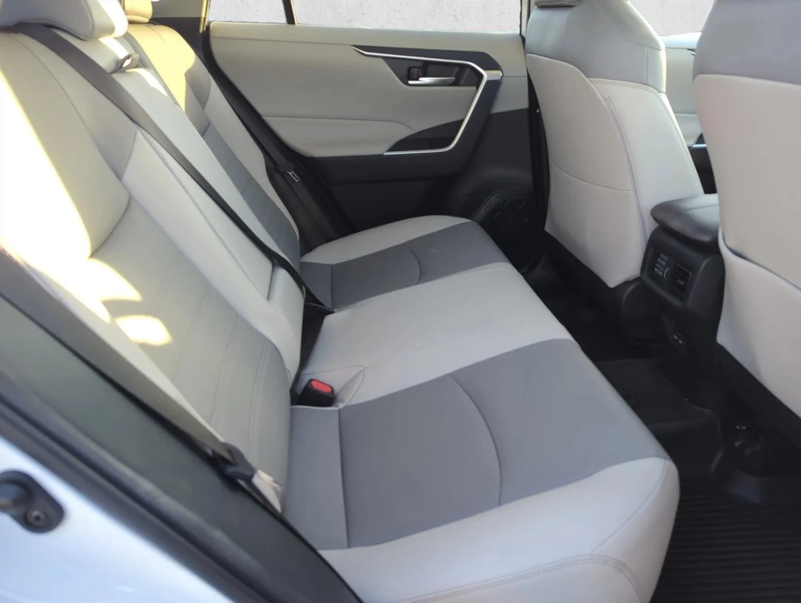 Used 2024 Wind Chill Pearl Toyota XLE Premium image 22
