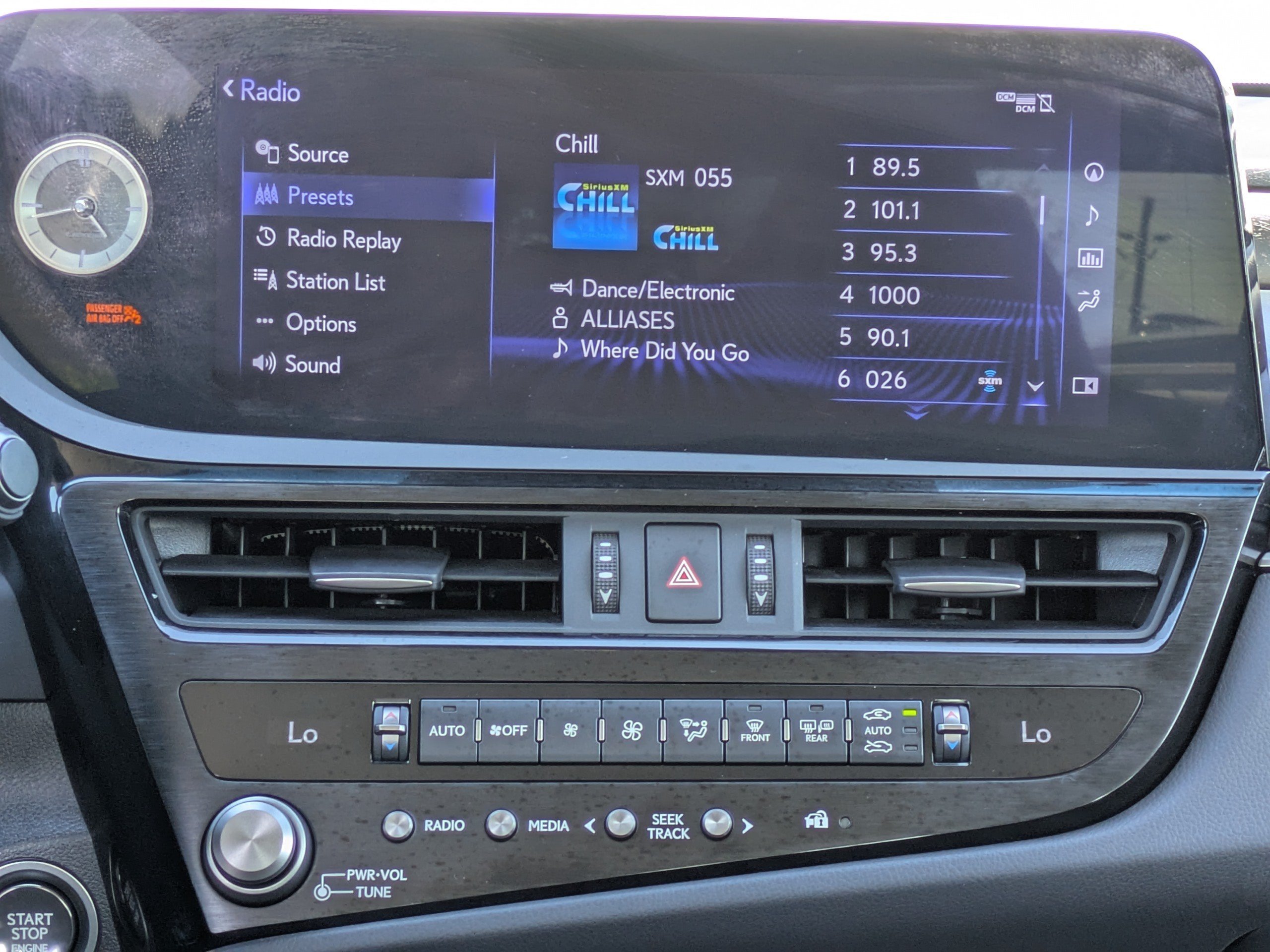 2022 Lexus ES 350 - Photo 17