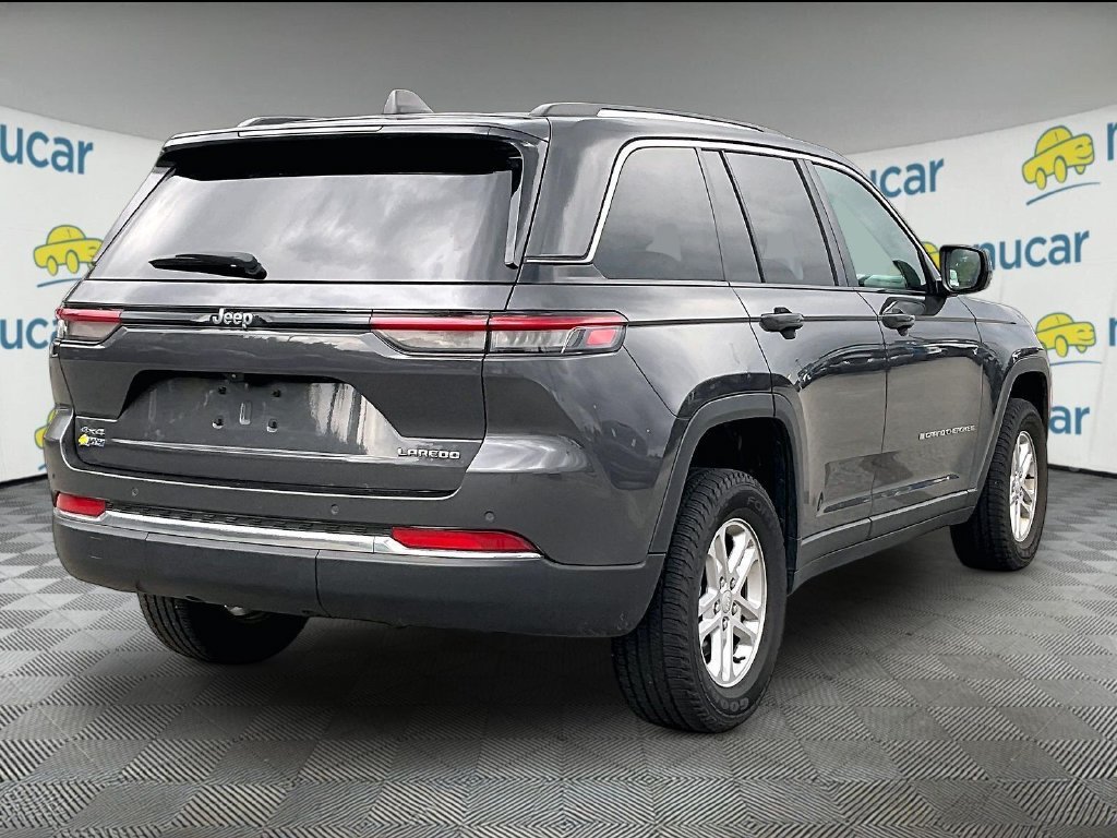 Used 2023 Metallic Jeep Laredo image 6