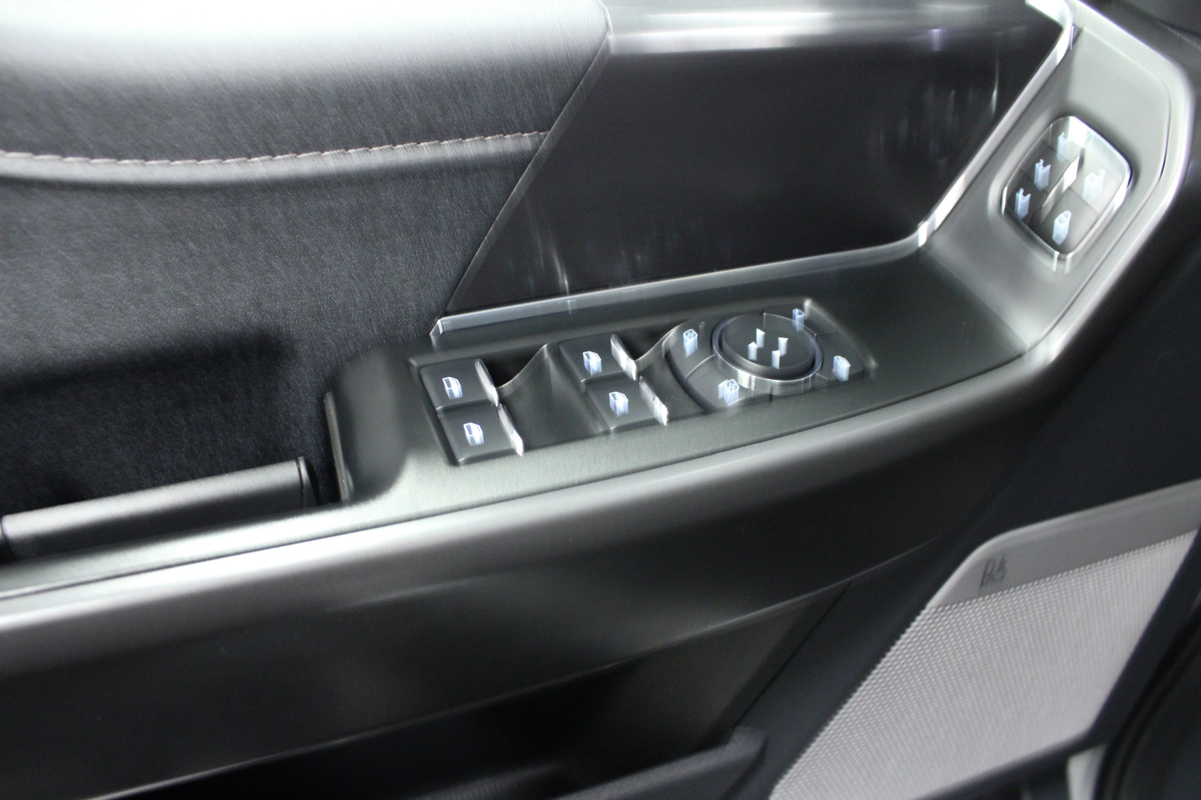 Used 2025 Space White Metallic Ford LARIAT image 18
